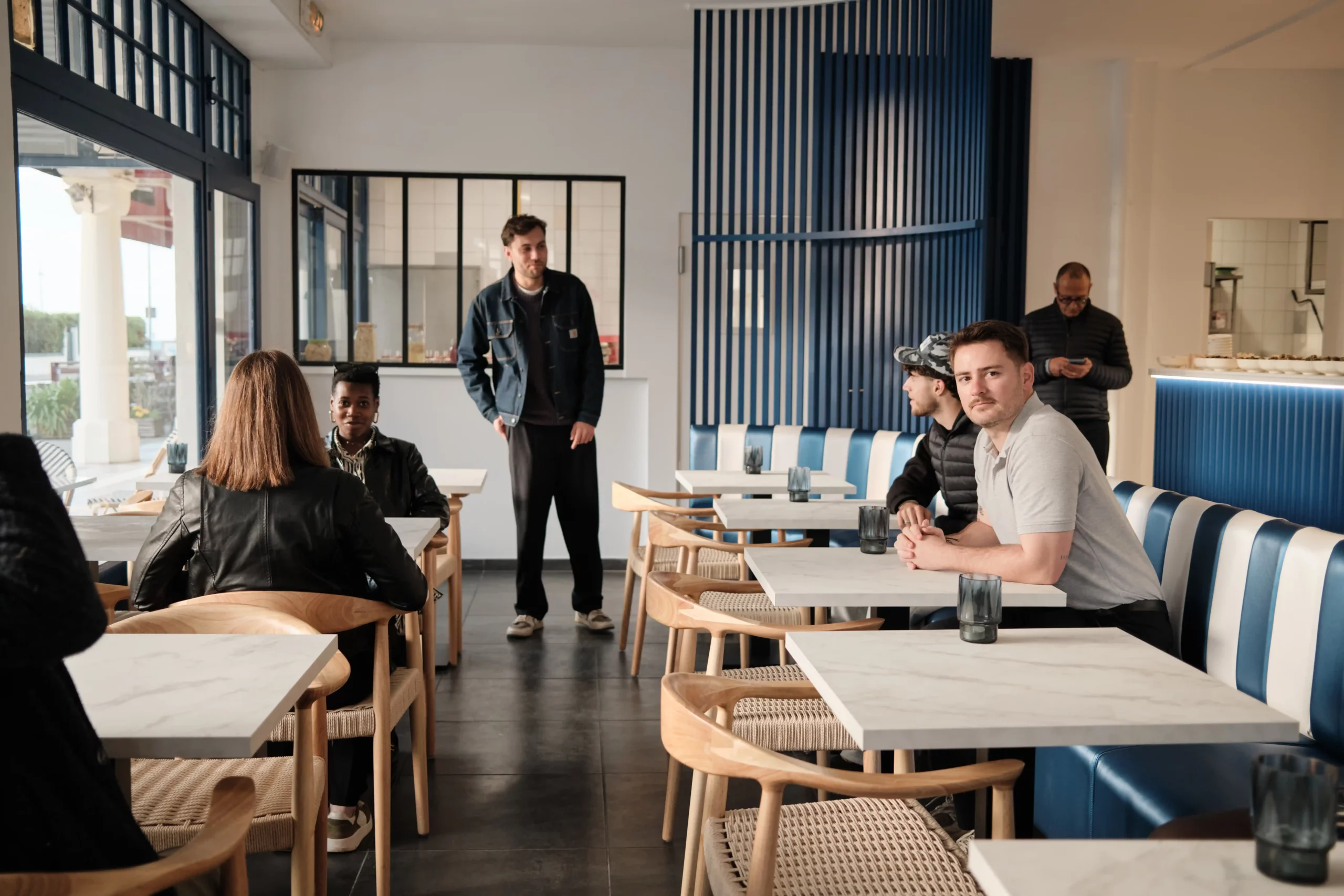 Clients salle intérieure - Café des Délices Hendaye